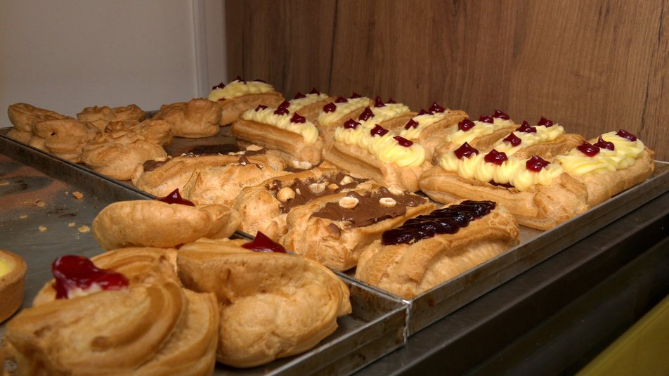 Студент из Ивано-Франковска печет вкусности в пекарне и передает их ВСУ: история кондитера