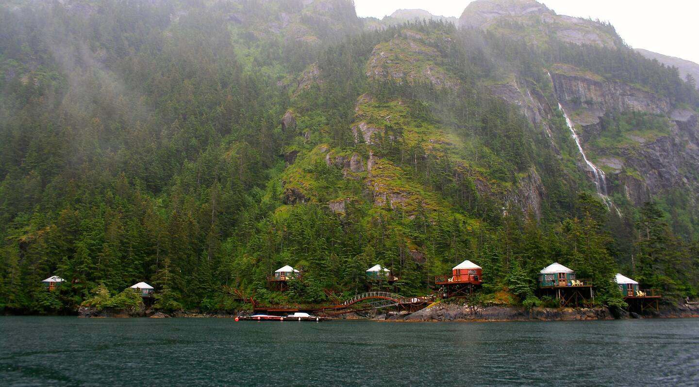 Будинок-мушля і ферма з привидами: незвичайні будинки для оренди по всьому світу