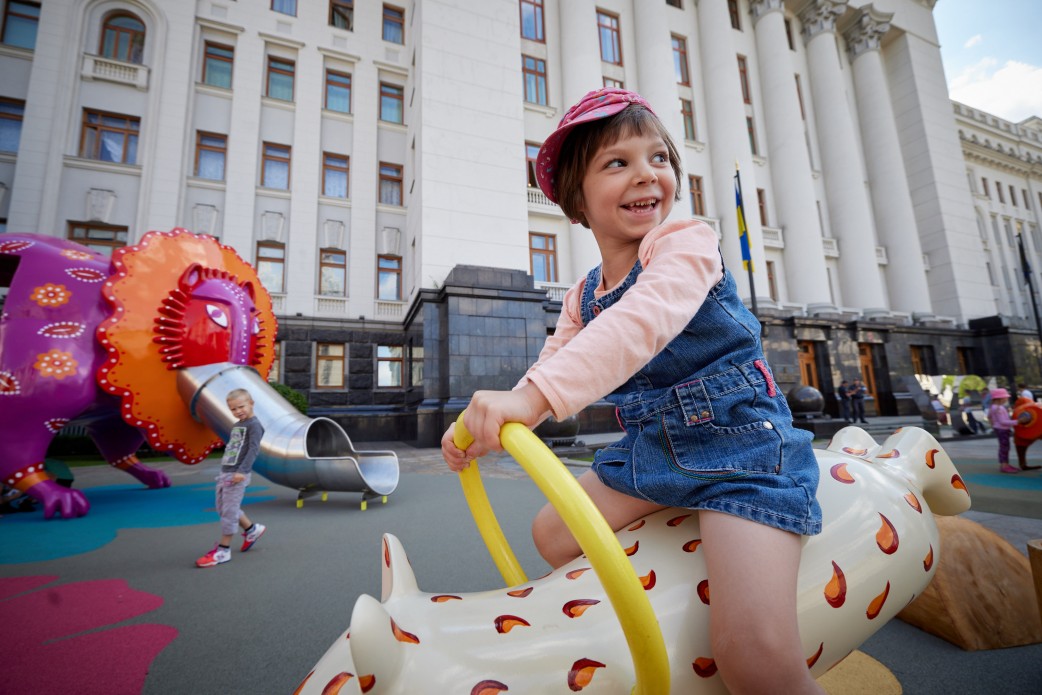 За мотивами відомої художниці: біля ОП відкрили сучасний арт-майданчик з химерними фігурами (фото)