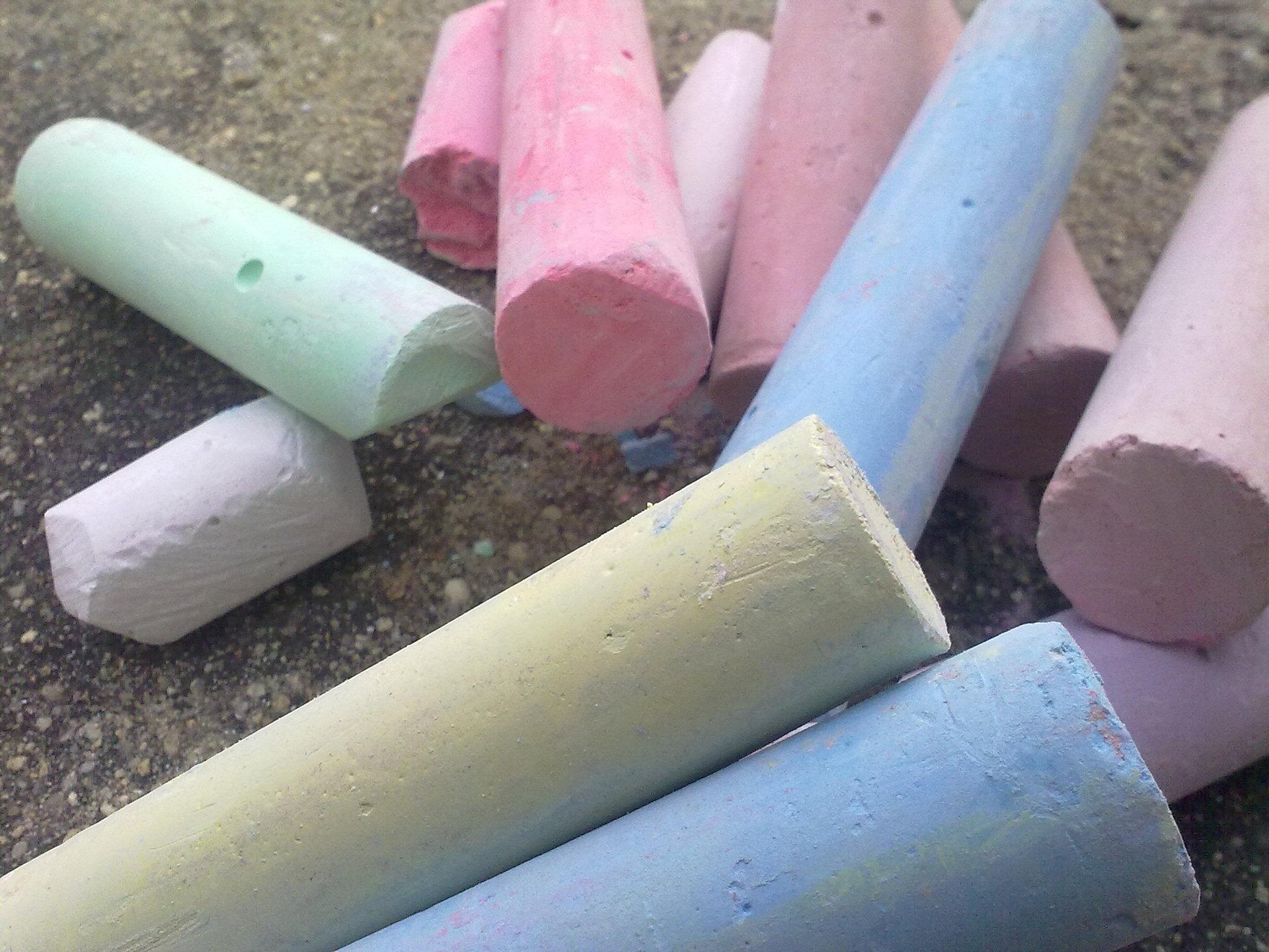 Очень дешево и крайне эффективно: 7 способов использования мела в быту