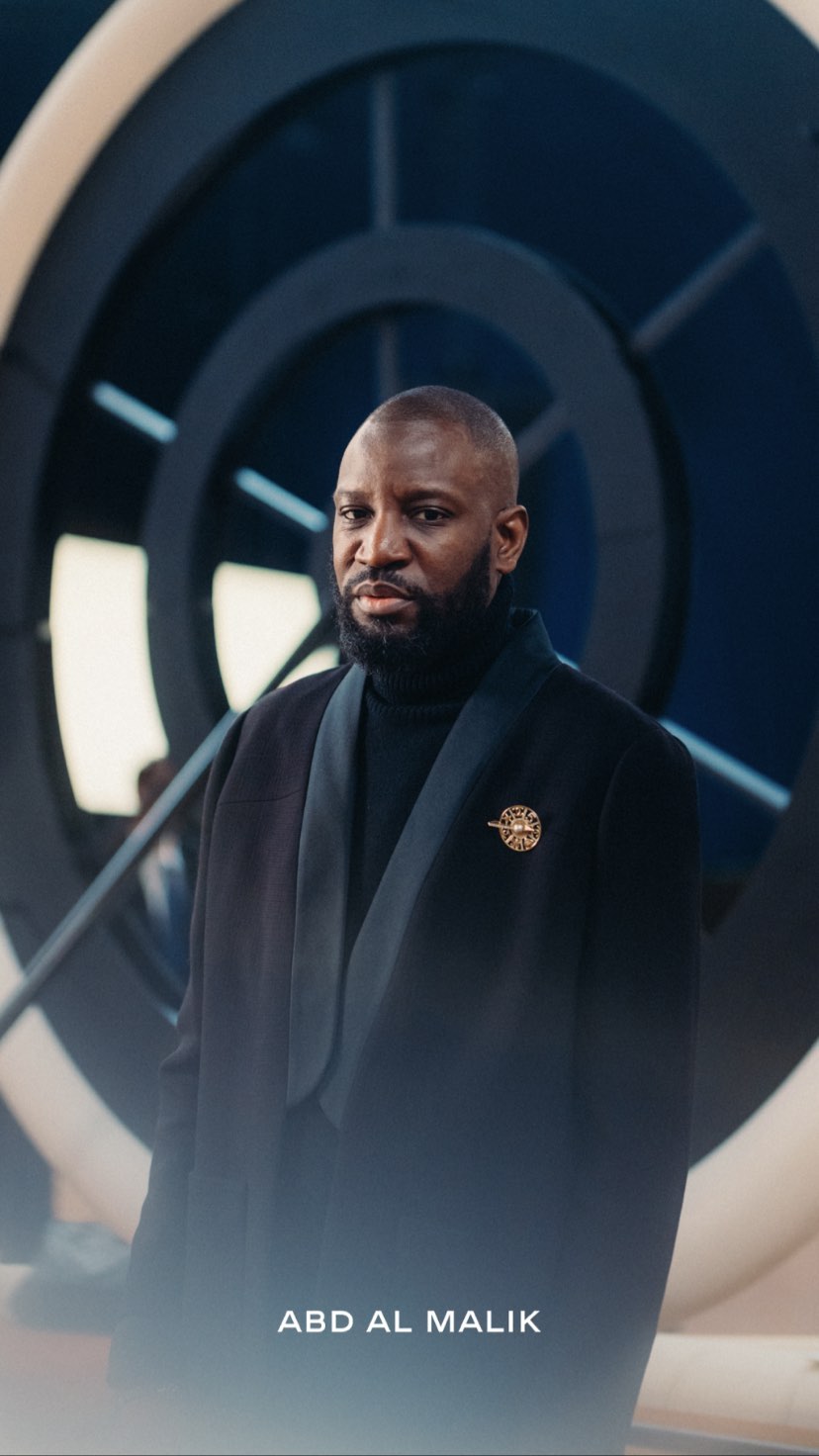 Марго Робби в белоснежном блейзере, Ванесса Паради в блестящей блузе: лучшие звездные образы показа Chanel Couture