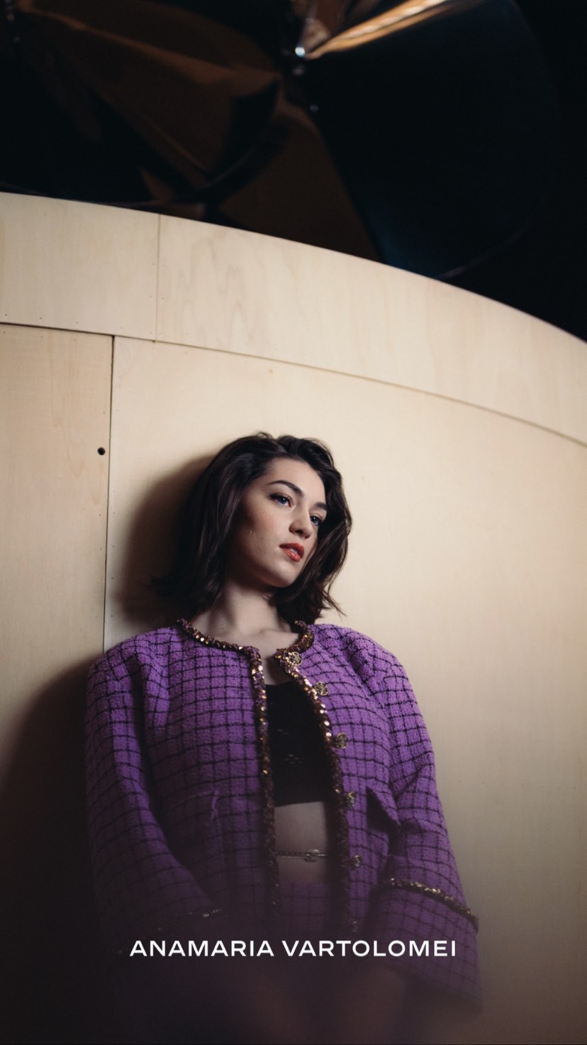 Марго Робби в белоснежном блейзере, Ванесса Паради в блестящей блузе: лучшие звездные образы показа Chanel Couture