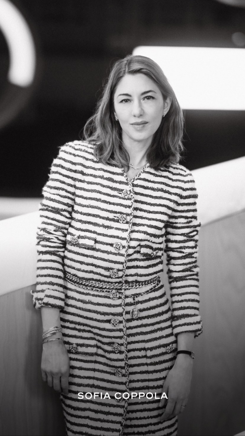 Марго Робби в белоснежном блейзере, Ванесса Паради в блестящей блузе: лучшие звездные образы показа Chanel Couture