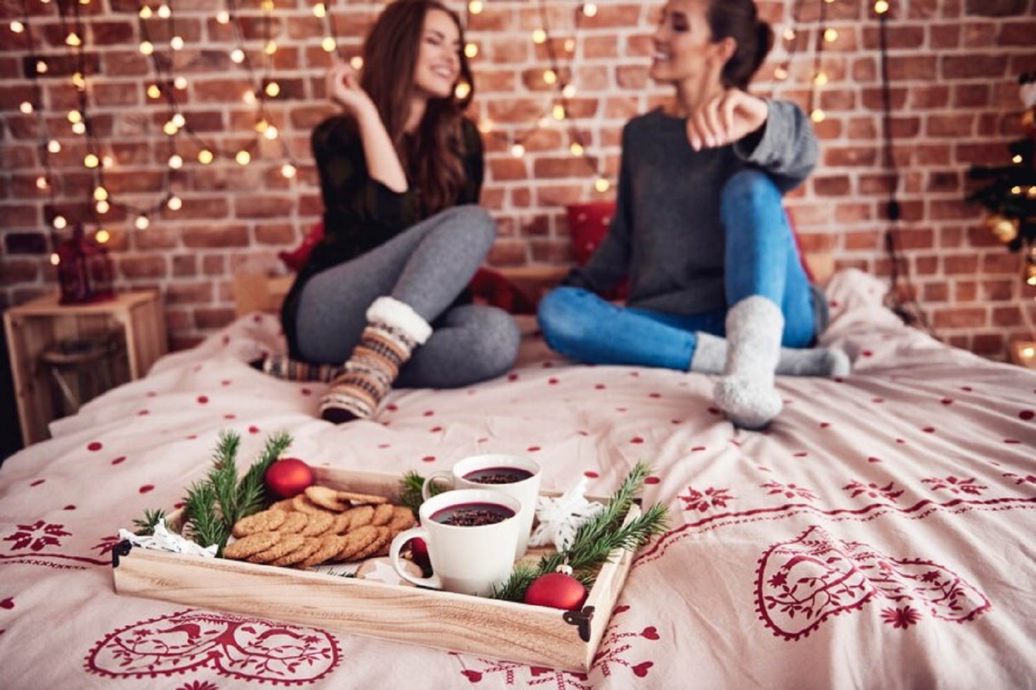 Праздничная атмосфера в спальне: как украсить кровать к Новому году