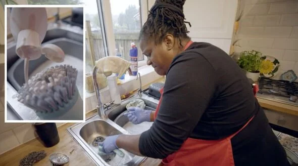 Як швидко почистити раковину і позбутися від жахливого запаху