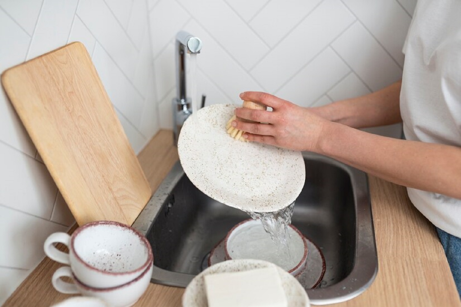 Easy steps to handle piles of dishes after New Year's party