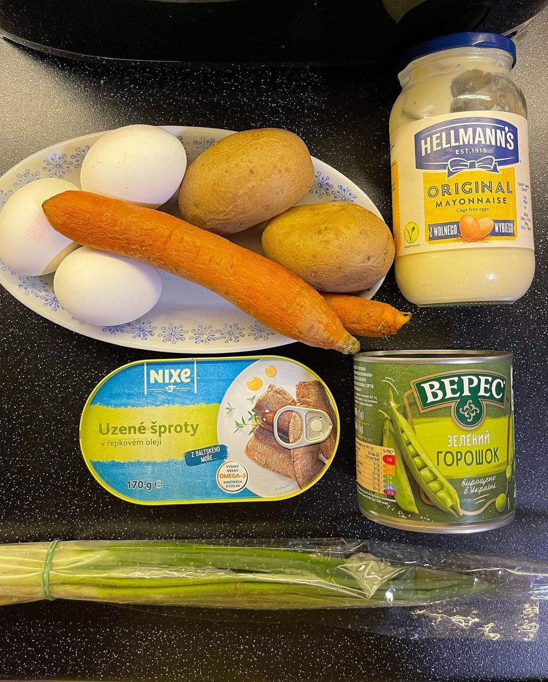 Бюджетний новорічний салат зі шпротами: це неймовірно смачно!