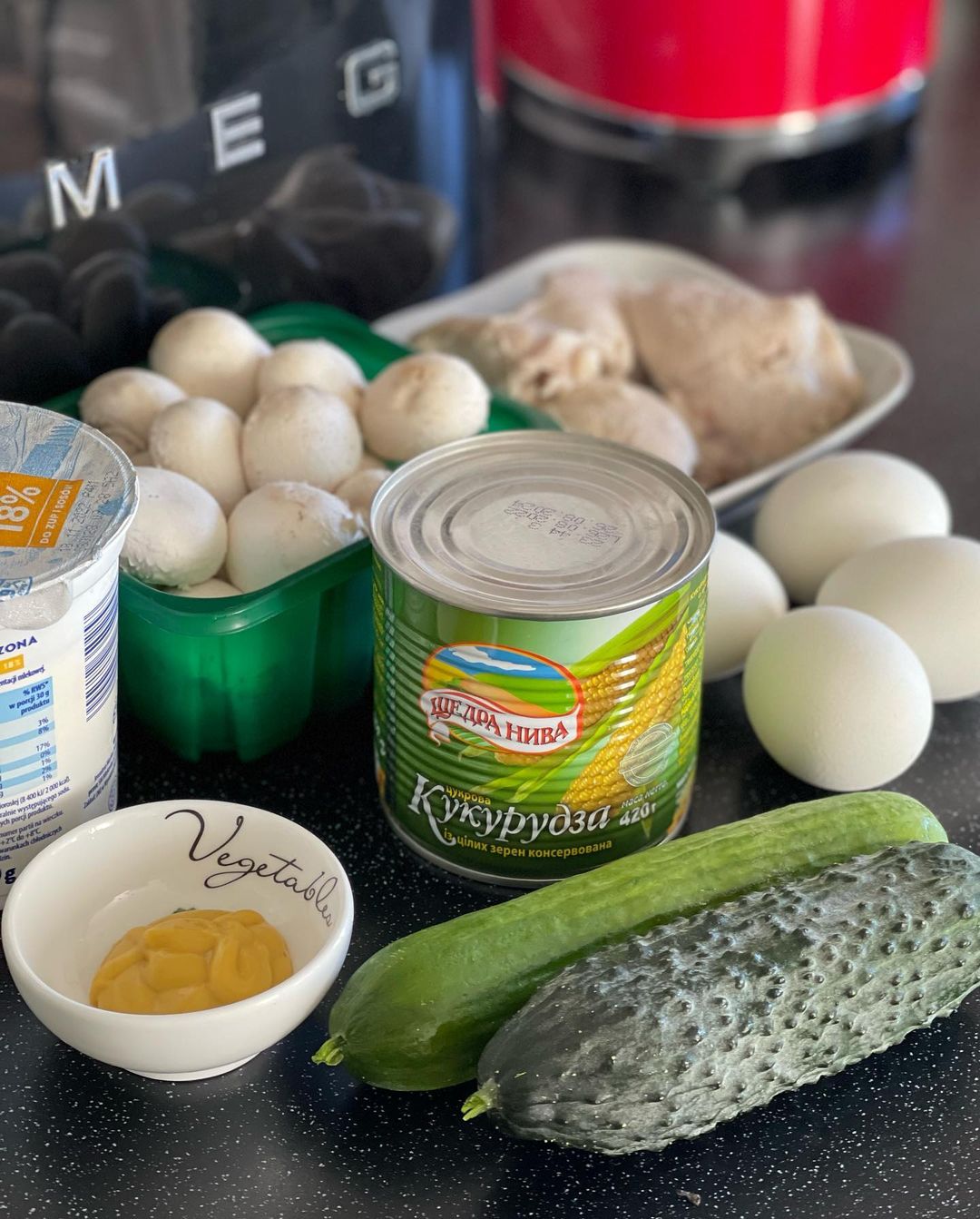 Салат з курки та грибів: бюджетне та просте рішення для святкового столу