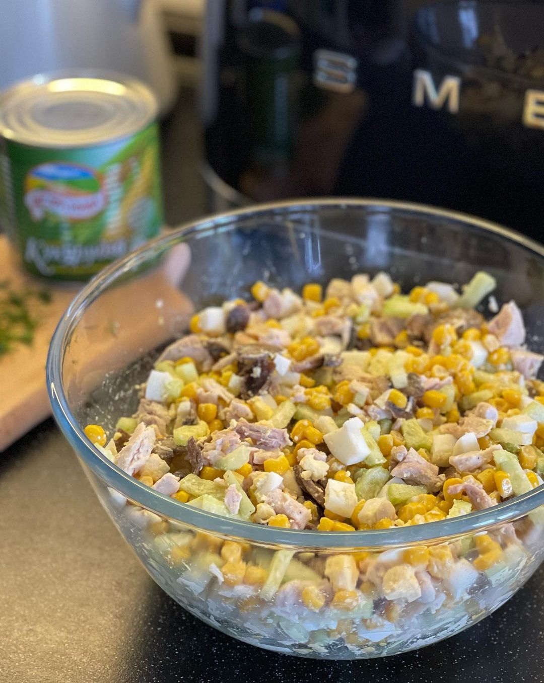 Салат з курки та грибів: бюджетне та просте рішення для святкового столу