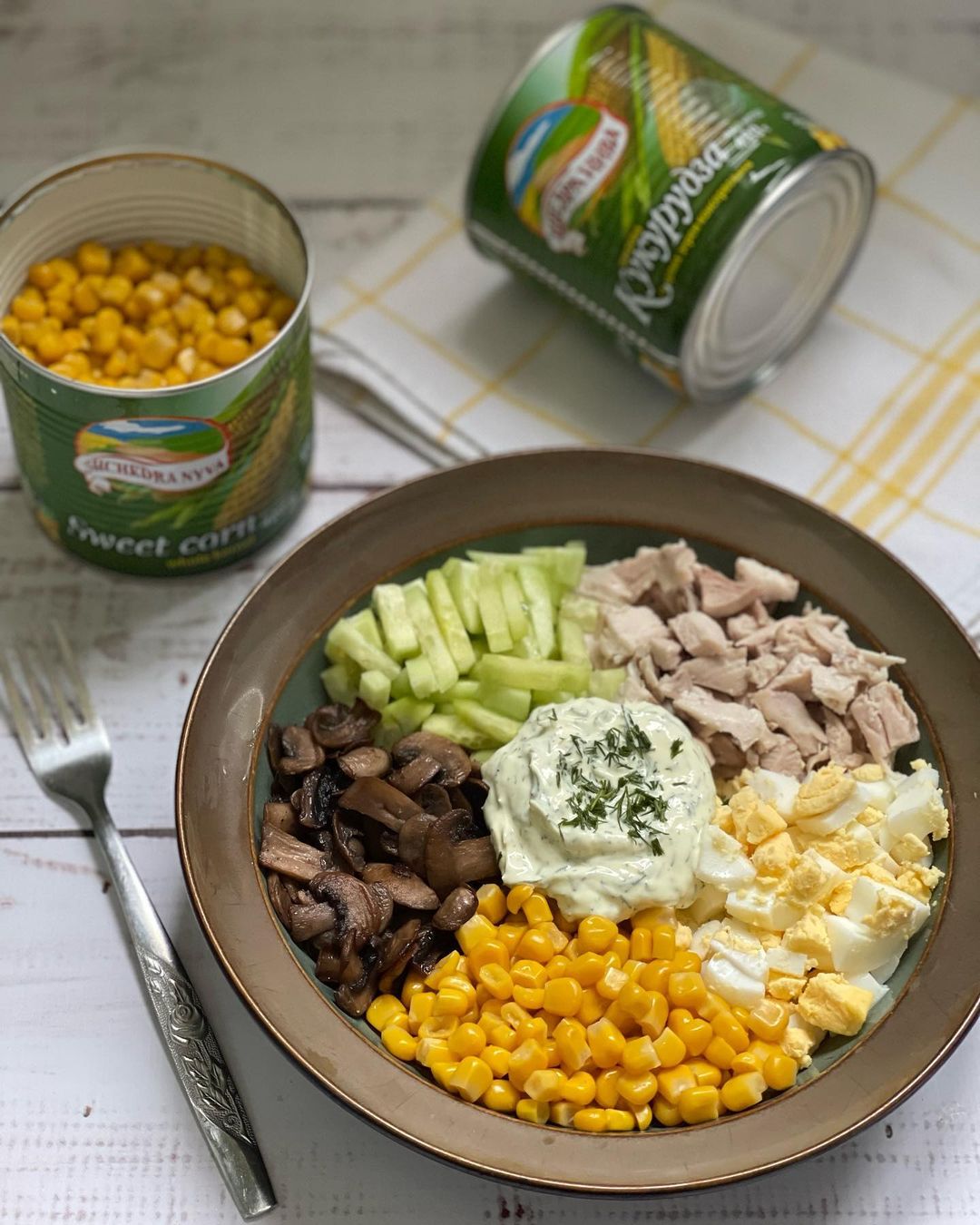 Салат з курки та грибів: бюджетне та просте рішення для святкового столу