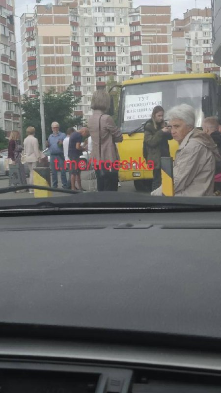 В Киеве начали вацинировать от COVID прямо в маршрутках - стареньких желтых "Богданах" (фото)
