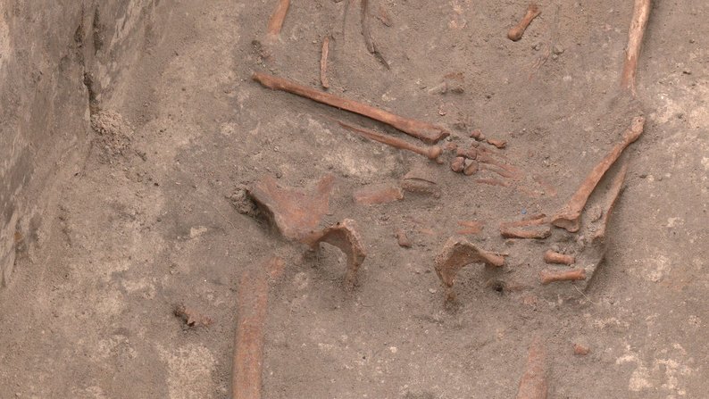 Под Ровно археологи обнаружили редкие захоронения с монетами и медальоном ХVIIІ века (фото)