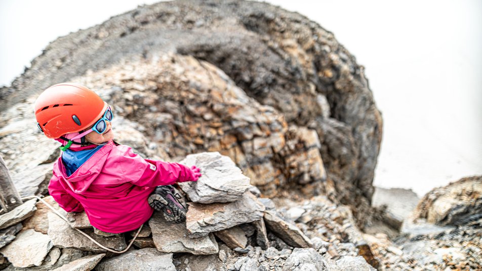 Пятилетняя украинка покорила одну из вершин Кавказа: поднялась на высоту 4000 метров