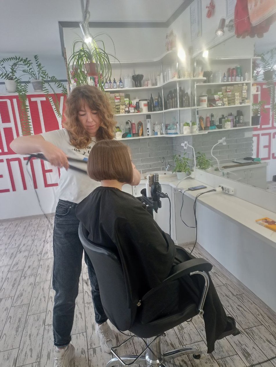 Хочет, чтобы папа вернулся из плена: украинка остригла длинные волосы, чтобы помочь ВСУ