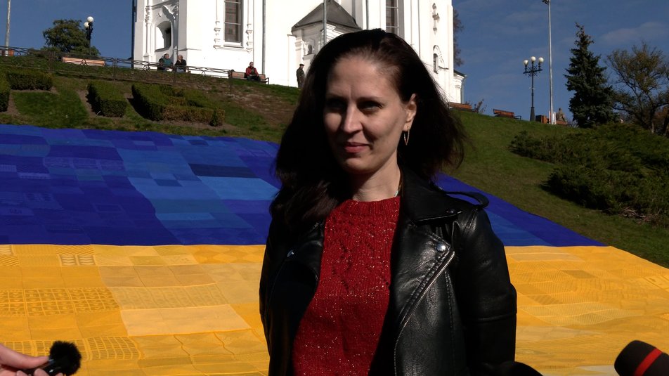 Вязали почти во всех странах: в Чернигове развернули самый большой флаг Украины и установили рекорд