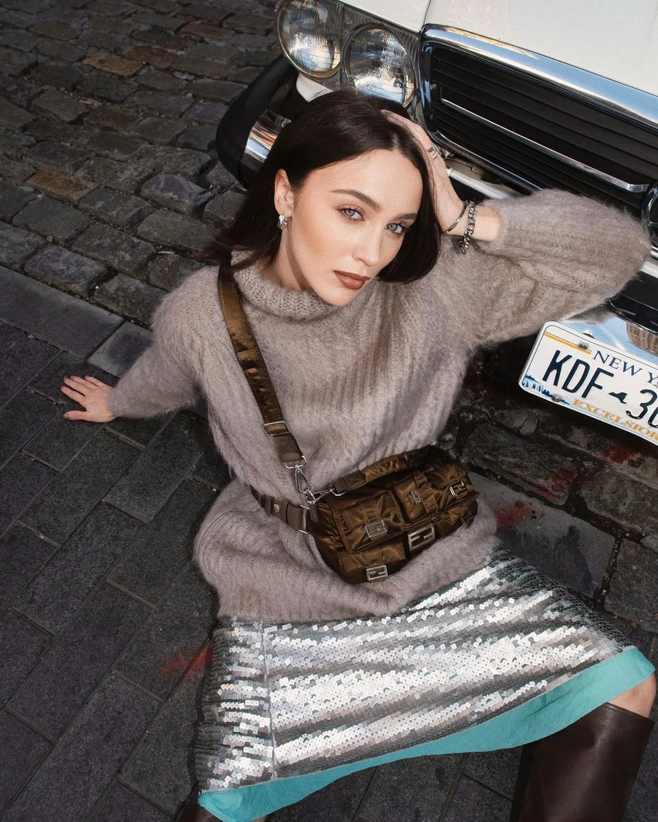 Как носить одежду с логотипами: 4 модных способа