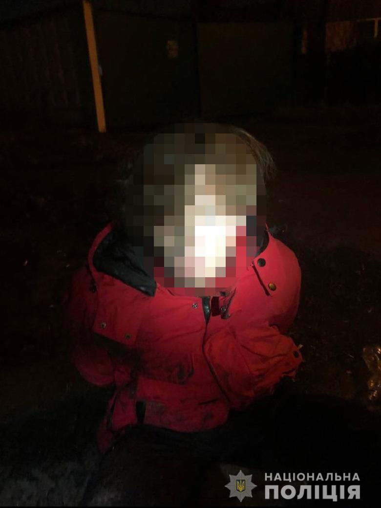 В Киеве парень на улице, гуляя с друзьями, пырнул ножом бездомного в шею