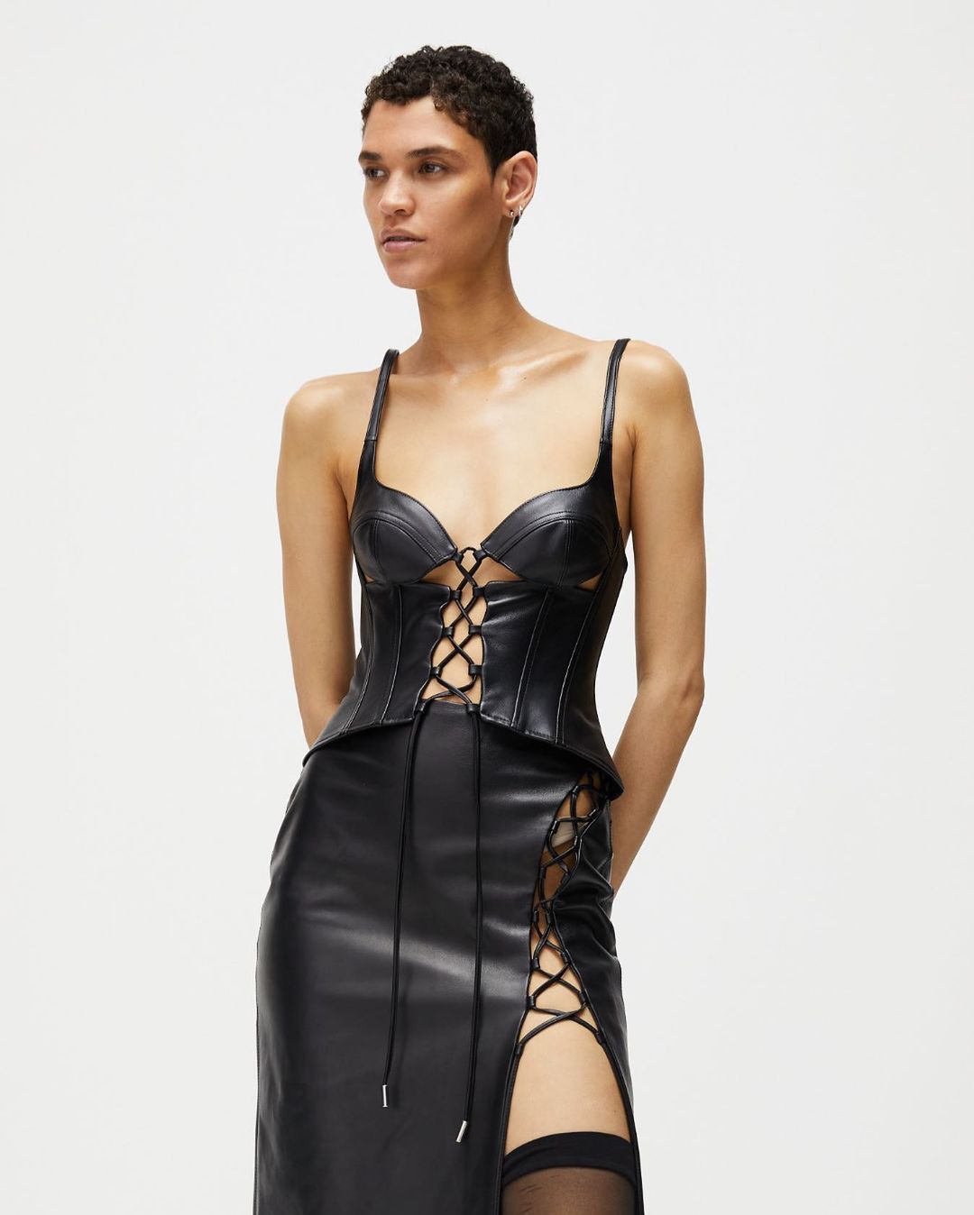 Платья с вырезами, бомберы и чулки: 5 микротрендов Недели моды в Лондоне осень-зима 2022