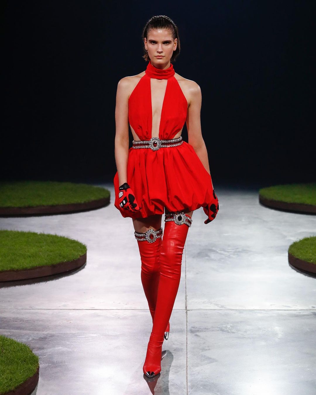 Платья с вырезами, бомберы и чулки: 5 микротрендов Недели моды в Лондоне осень-зима 2022