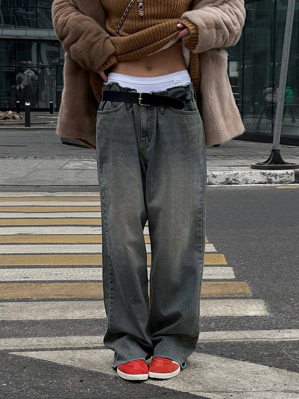 Джинси, які вже не в моді: що носити замість них восени 2025