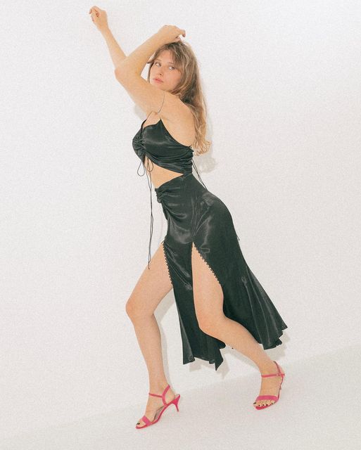 Не могут без Украины: героиня &quot;Эмили в Париже&quot; блеснула красотой в платье украинского бренда