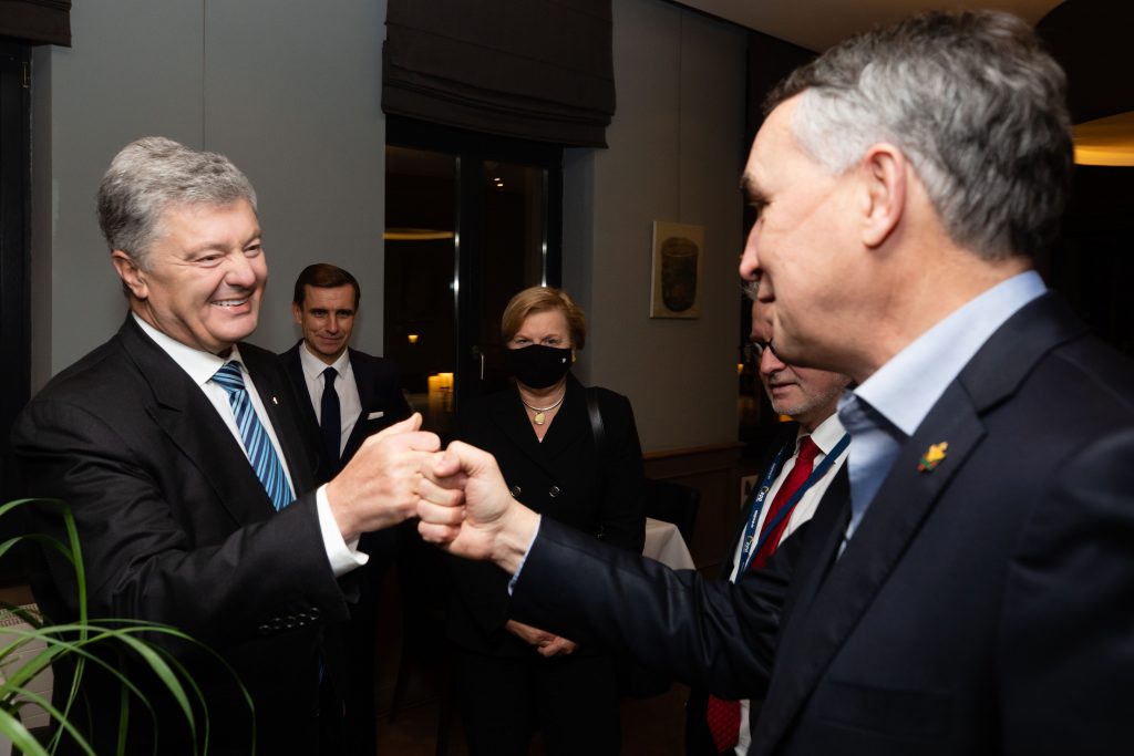 Порошенко обсудил с депутатами Европарламента поддержку Украины