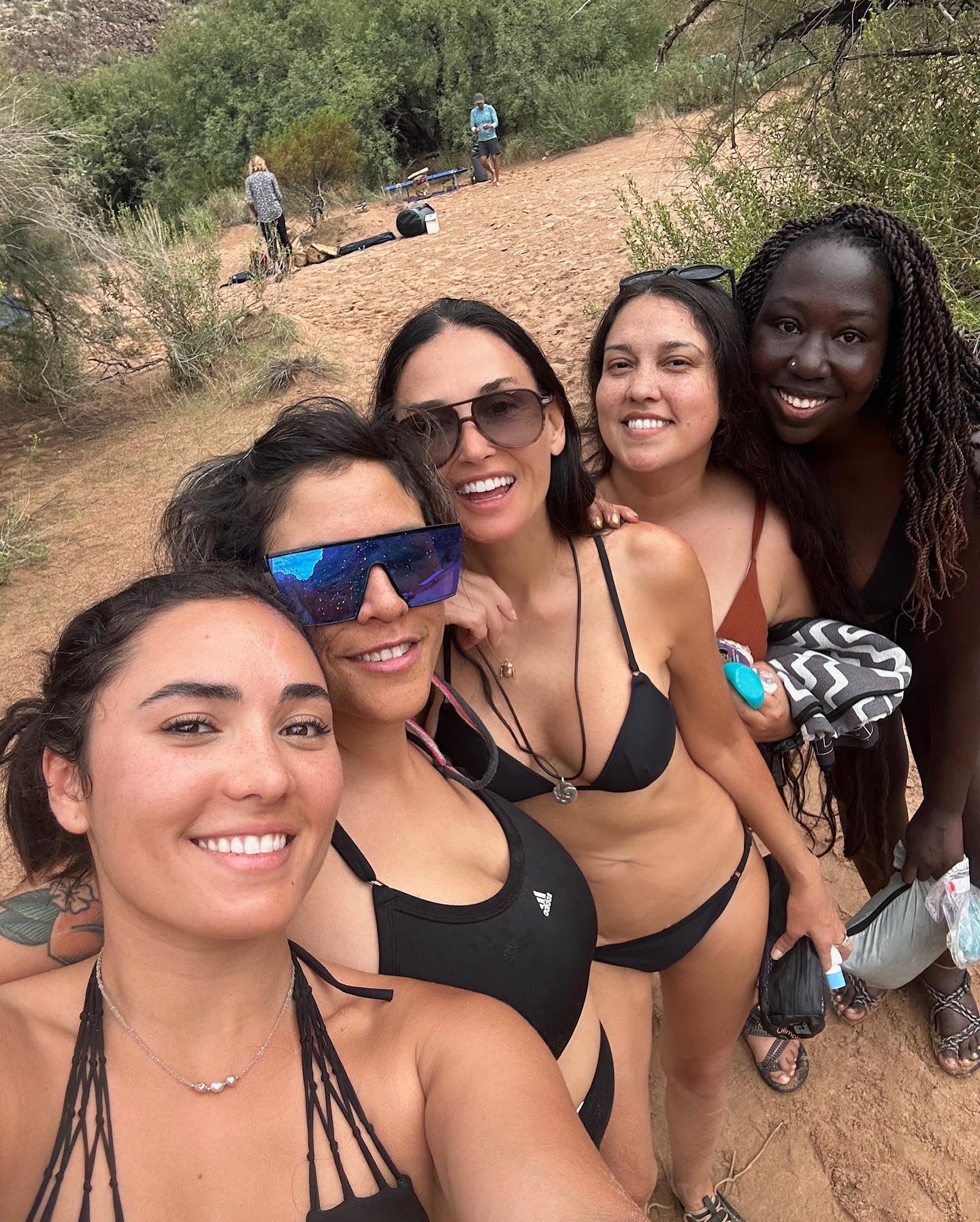 У чорному бікіні. Демі Мур показала струнку фігуру у 60 років (фото)