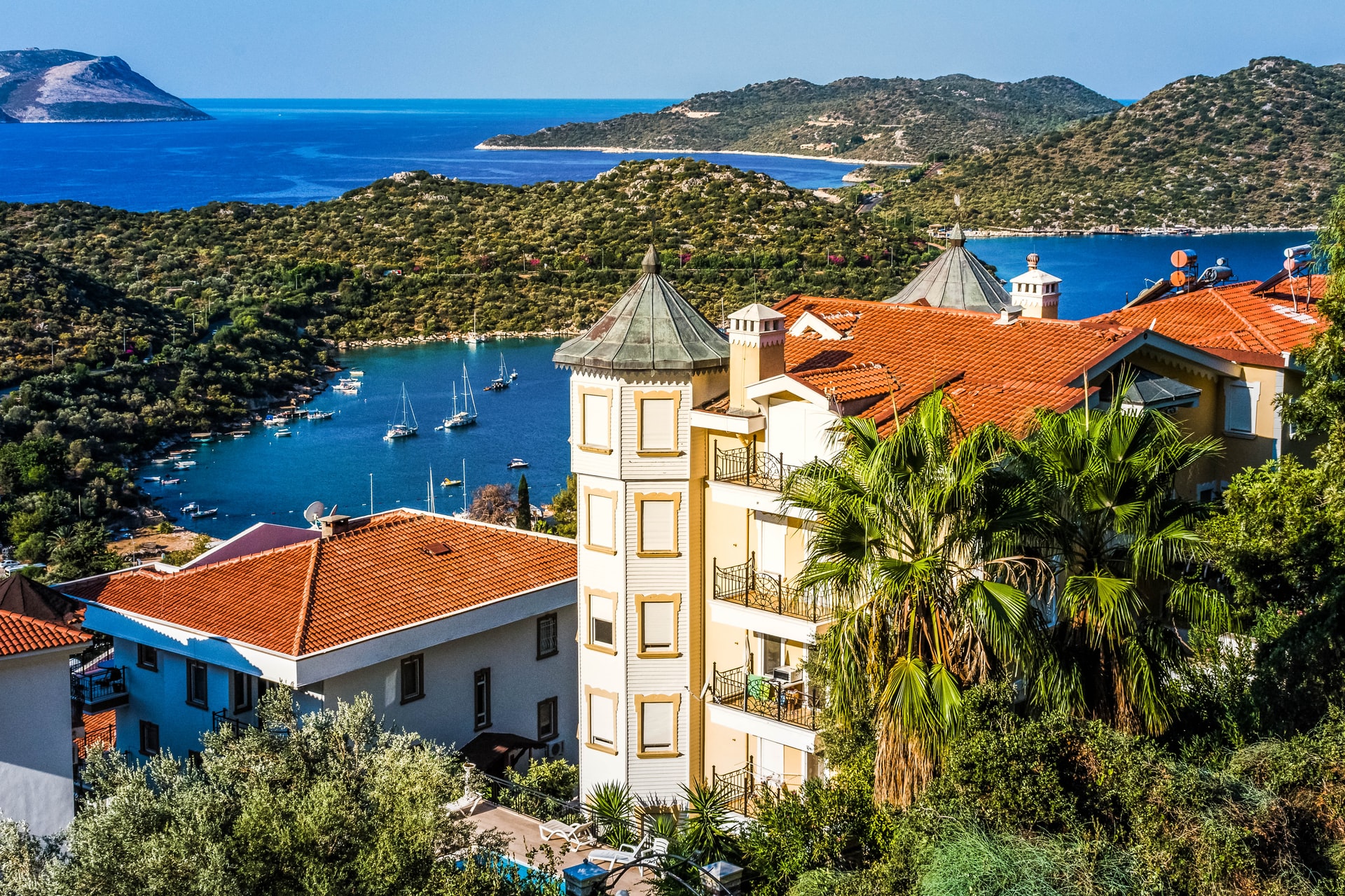 Эвакуация к морю. В курортной Анталии приняли первых беженцев из детских домов Украины