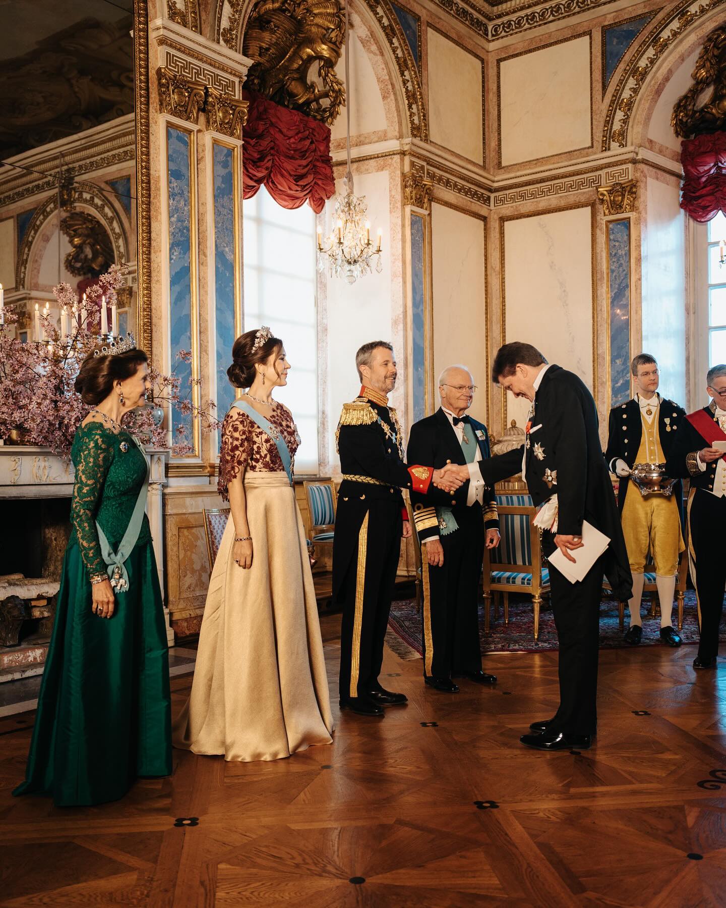 Как прошел первый заграничный визит короля и королевы Дании (фото)