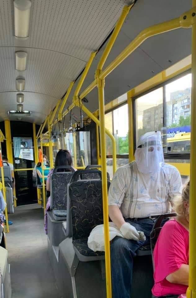 У Києві в тролейбусі помітили чоловіка у суперзахисті: &quot;мабуть, вже хворів&quot; (фото)
