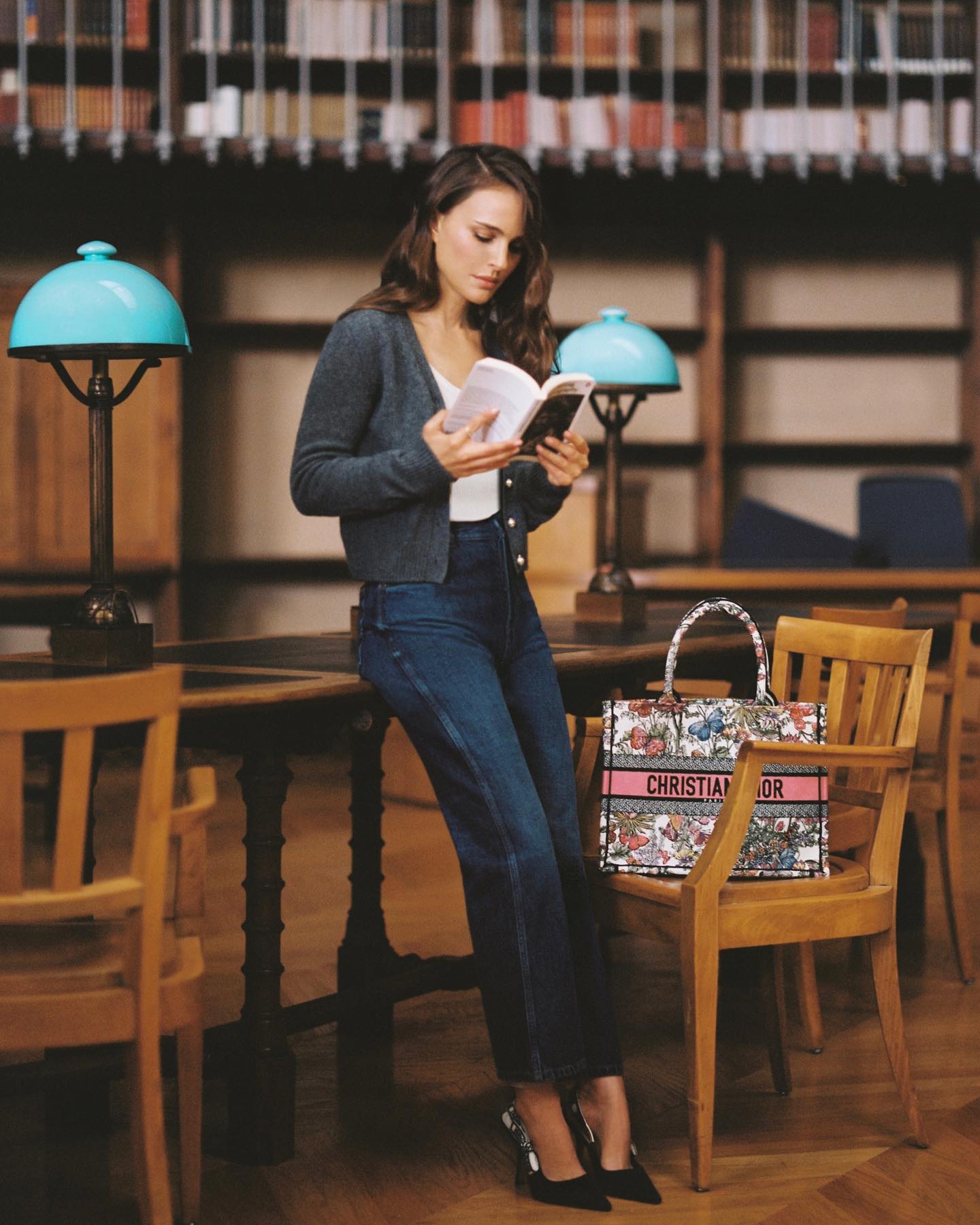 Натали Портман показала загадочные фото из библиотеки и поделилась списком любимых книг