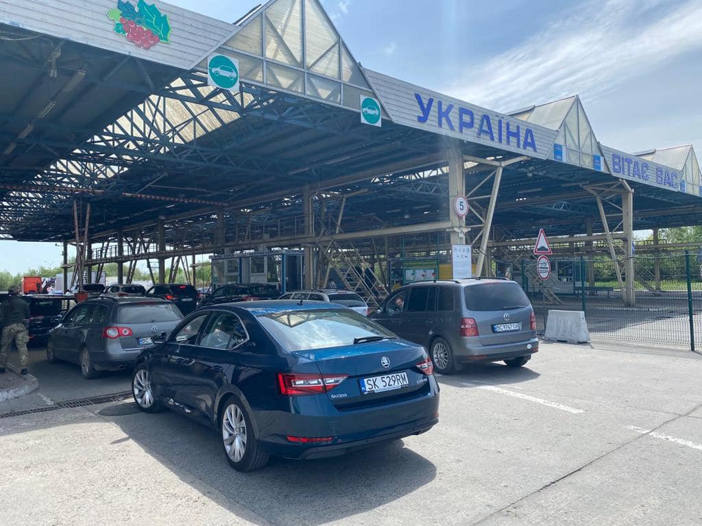 В'їзд не для всіх. Хто з іноземців приїжджає в Україну під час війни