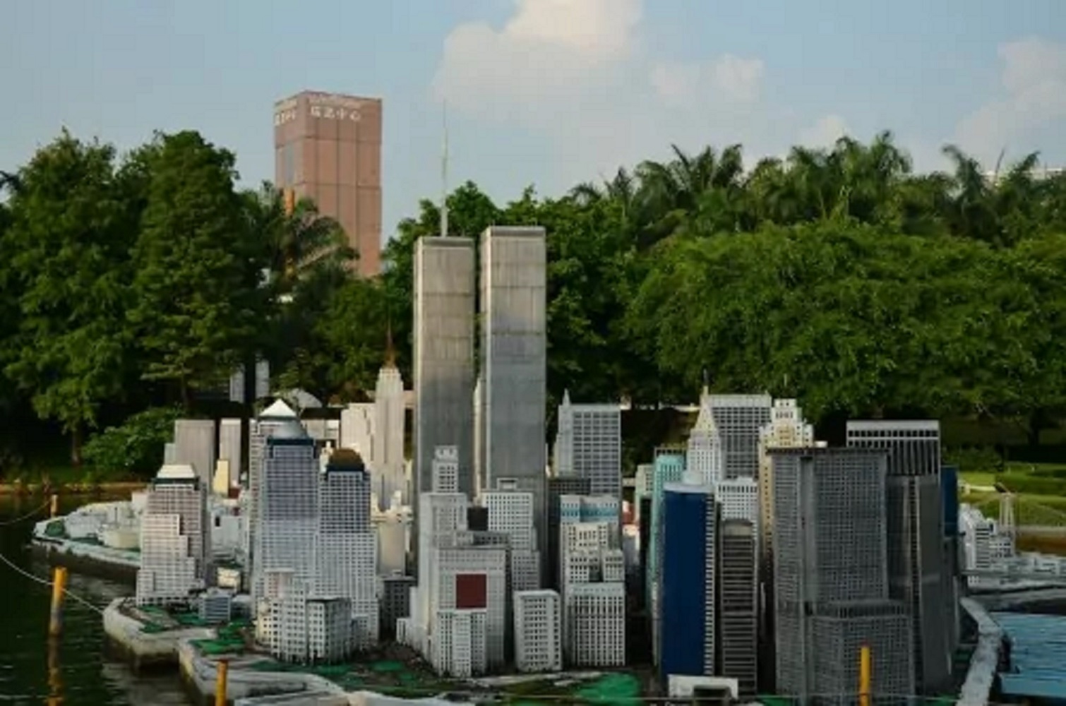 А это как сюда попало? 7 копий известных памятников в неожиданных местах