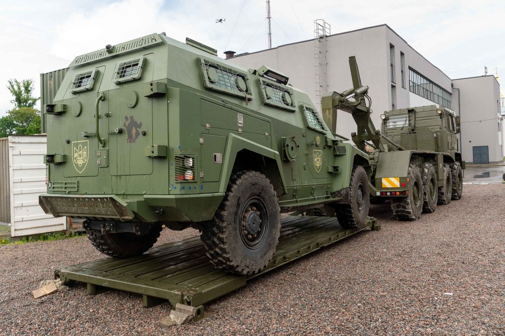 Порошенко с волонтерами везет на Донбасс большую партию техники