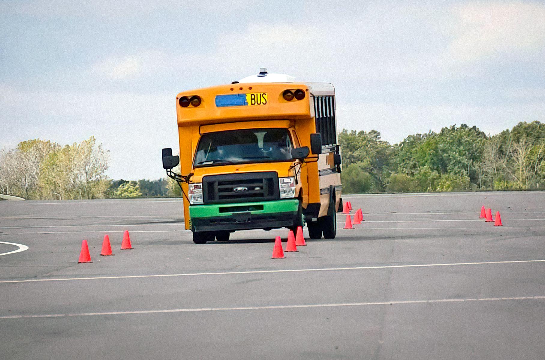Шкільний автобус виконав "лосиний тест" набагато швидше за спорткар Porsche