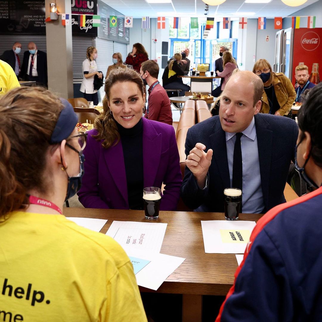 Брючный костюм и гольф: Кейт Миддлтон вышла в свет в безупречном осеннем образе