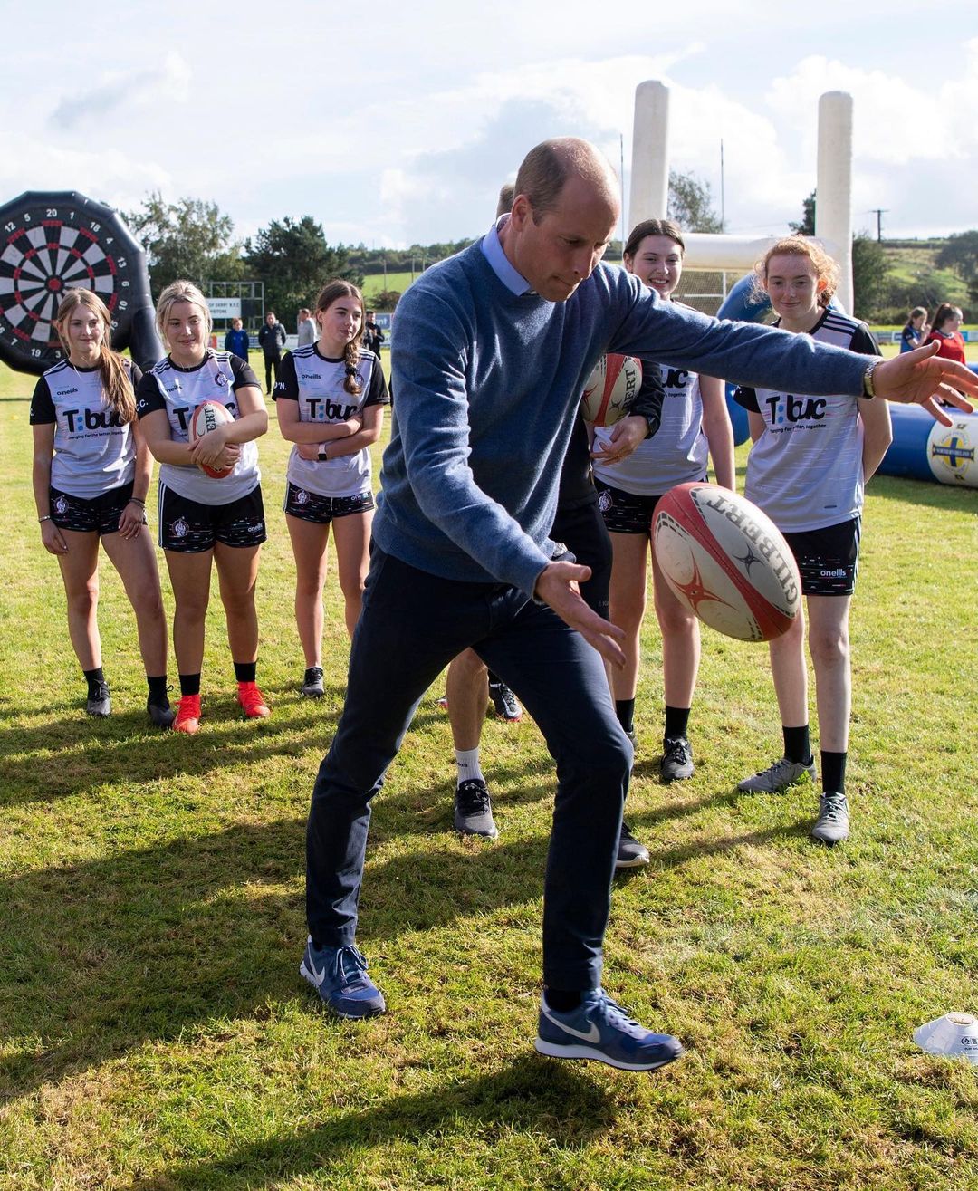 Брючный костюм и гольф: Кейт Миддлтон вышла в свет в безупречном осеннем образе