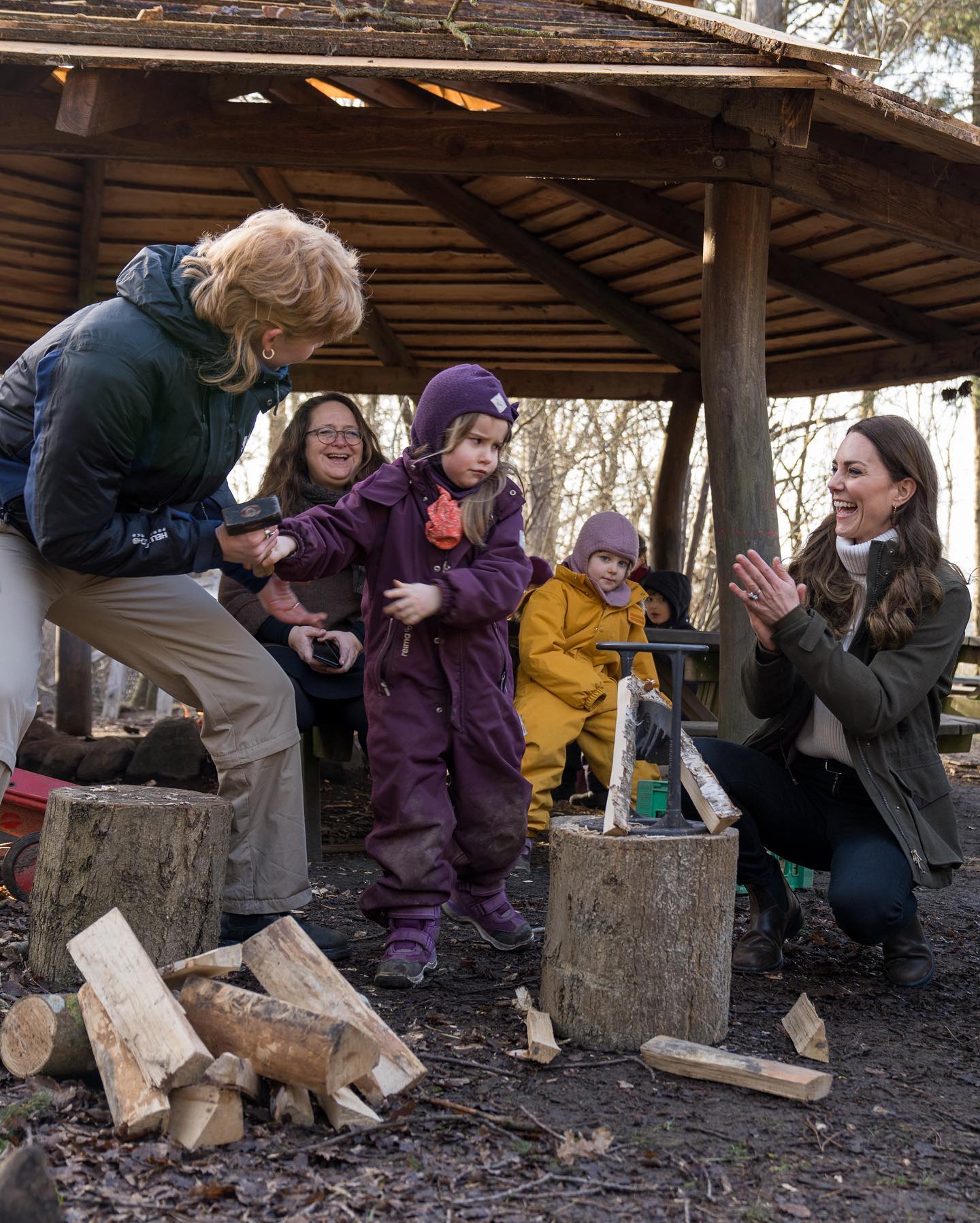 Кейт Миддлтон &quot;затусила&quot; с детьми в лесу: ну о-о-очень милые фото!