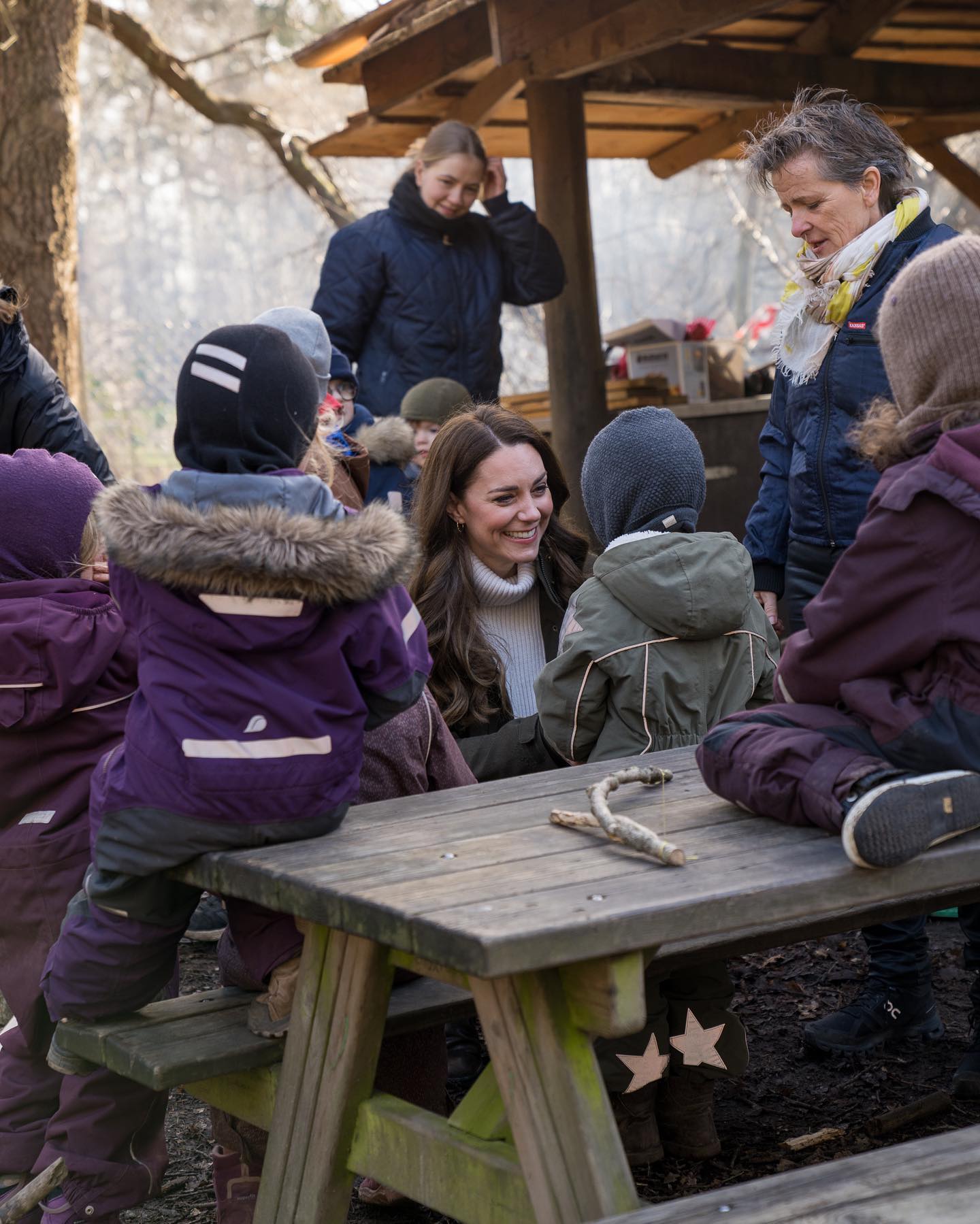 Кейт Миддлтон &quot;затусила&quot; с детьми в лесу: ну о-о-очень милые фото!