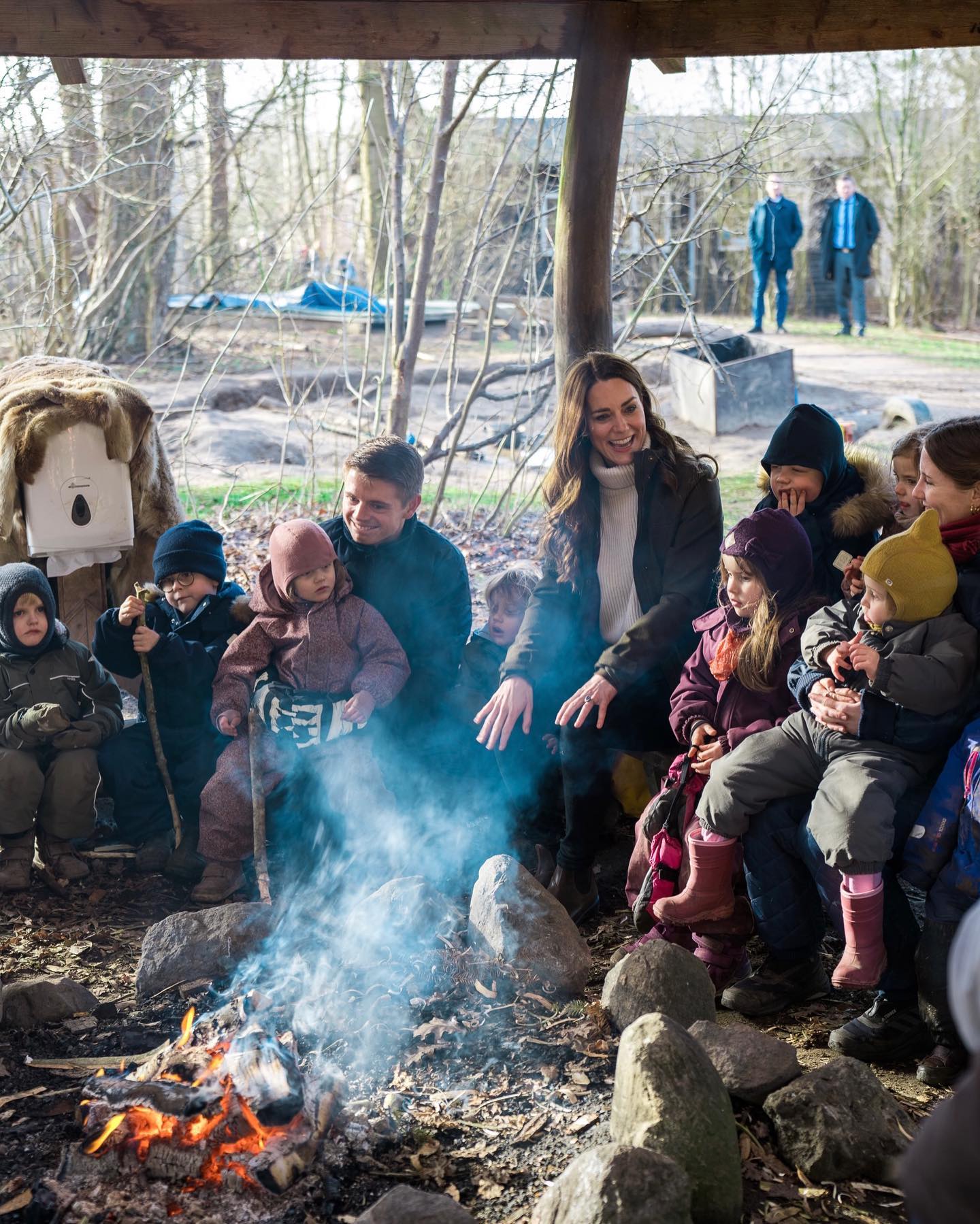 Кейт Миддлтон &quot;затусила&quot; с детьми в лесу: ну о-о-очень милые фото!