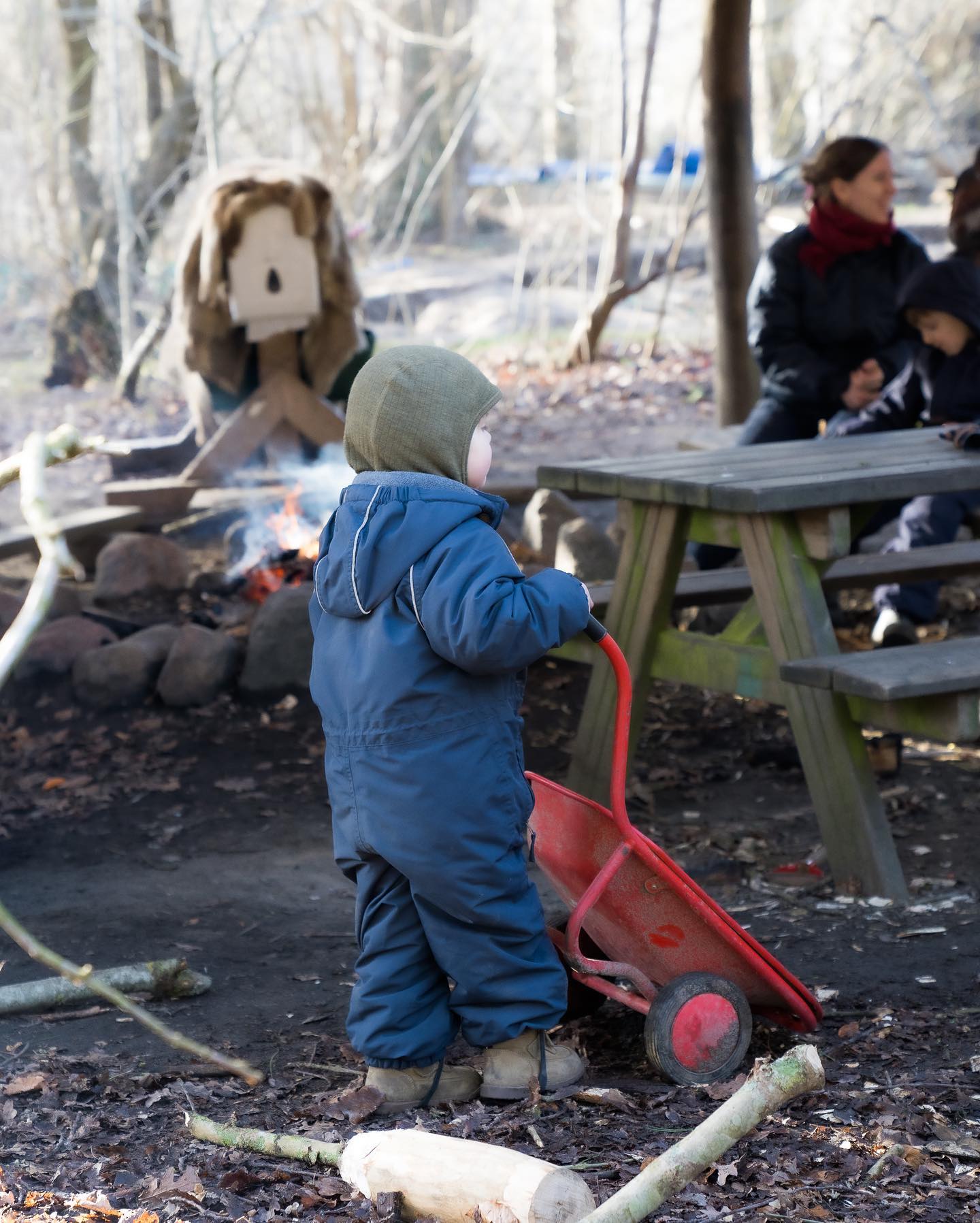 Кейт Миддлтон &quot;затусила&quot; с детьми в лесу: ну о-о-очень милые фото!