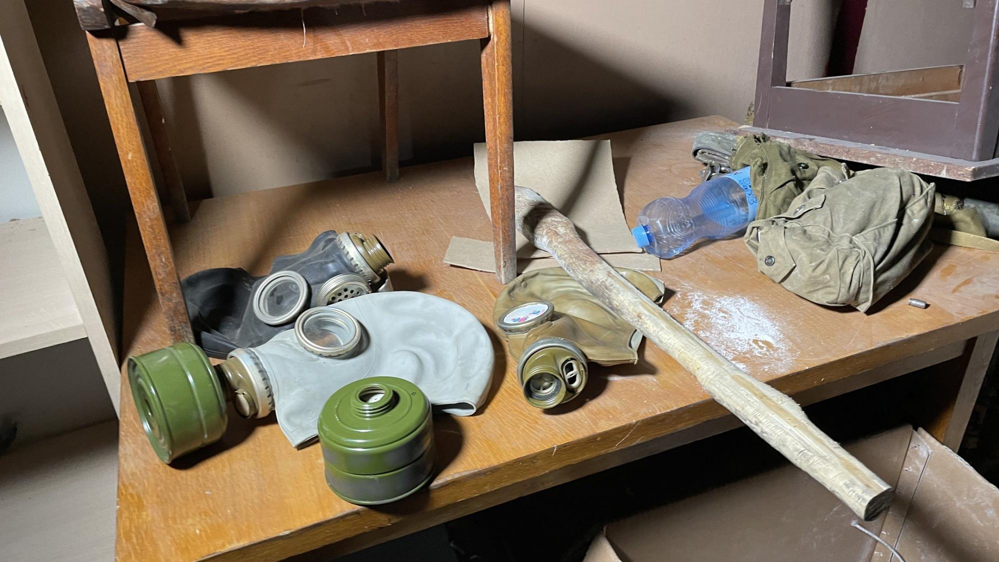 Электрические кабели и противогазы: появились новые фото из пыточной камеры оккупантов в Изюме