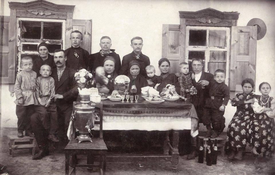 Дивіться, як українці святили паски століття тому: великодні фото з різних регіонів