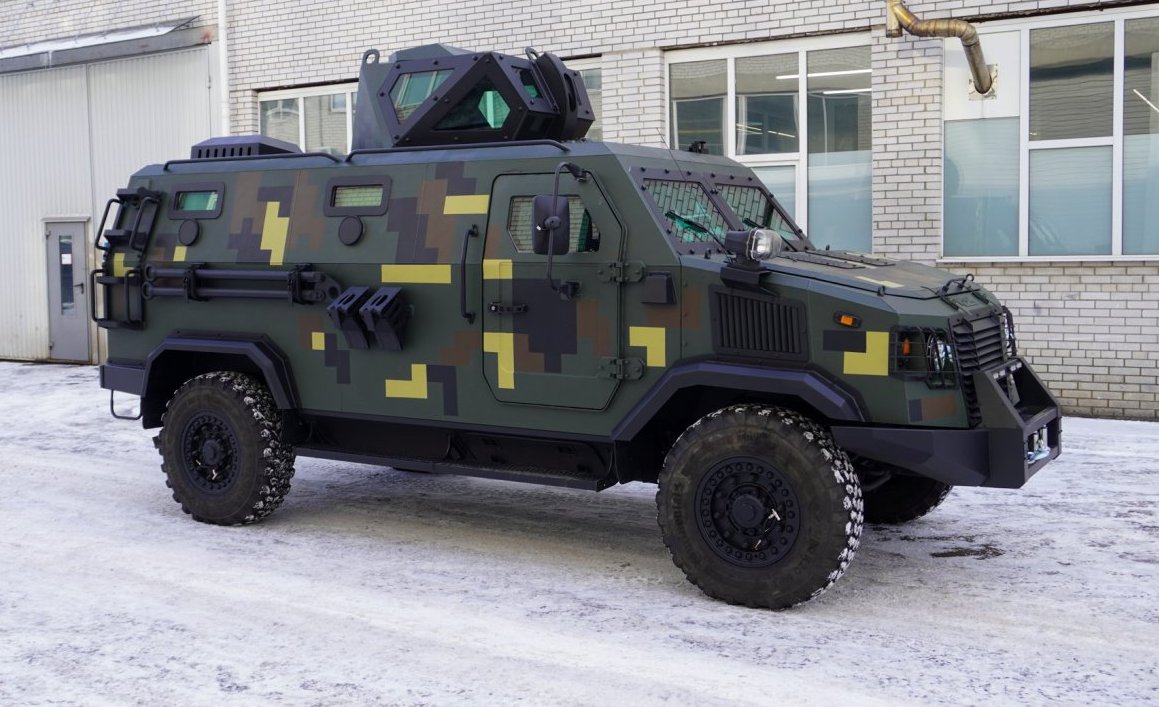 Новый бронеавтомобиль &quot;Козак-7&quot; впервые показали руководству Вооруженных сил Украины