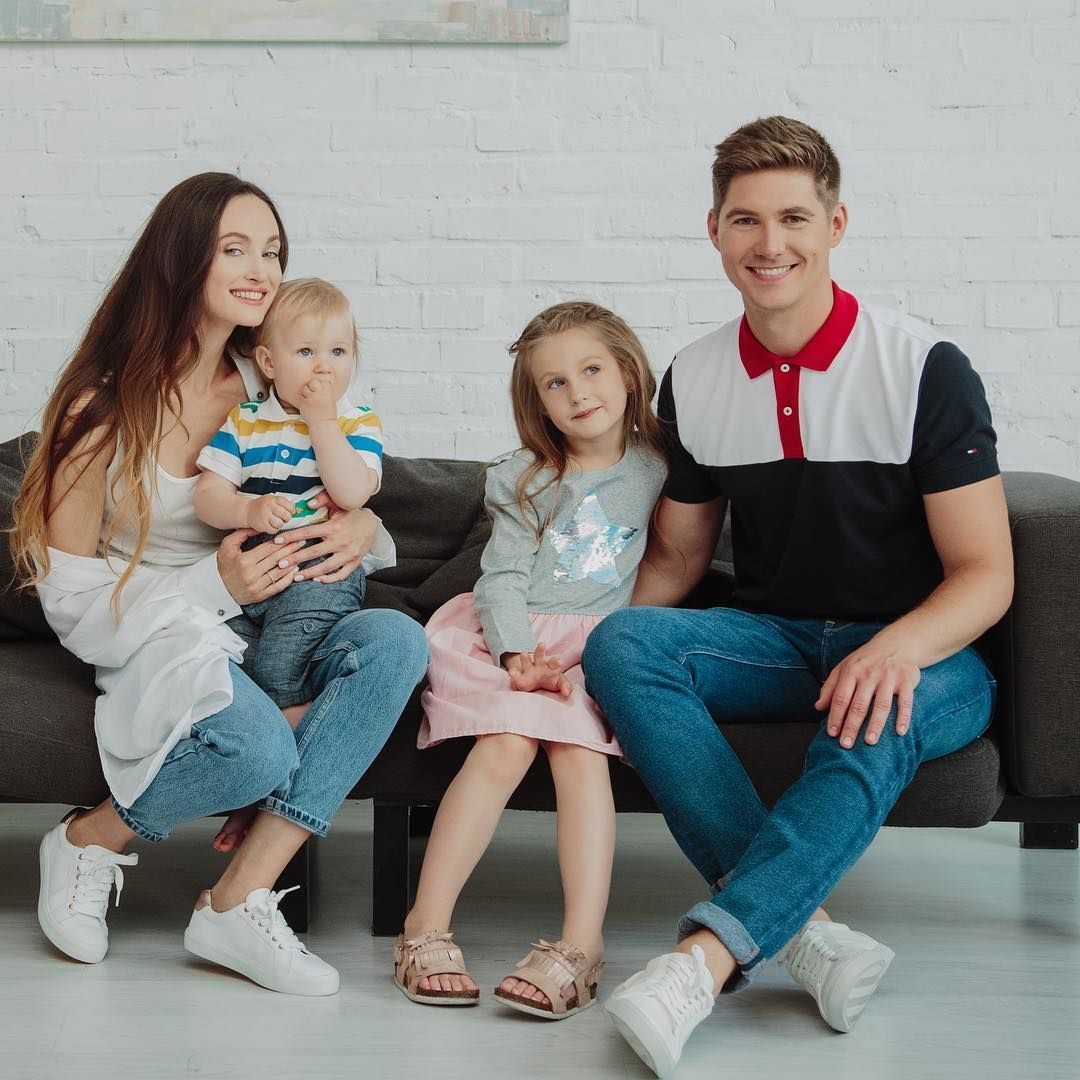 С челкой и коралловой рубашкой. Остапчук показал, как выглядел 15 лет назад (фото)