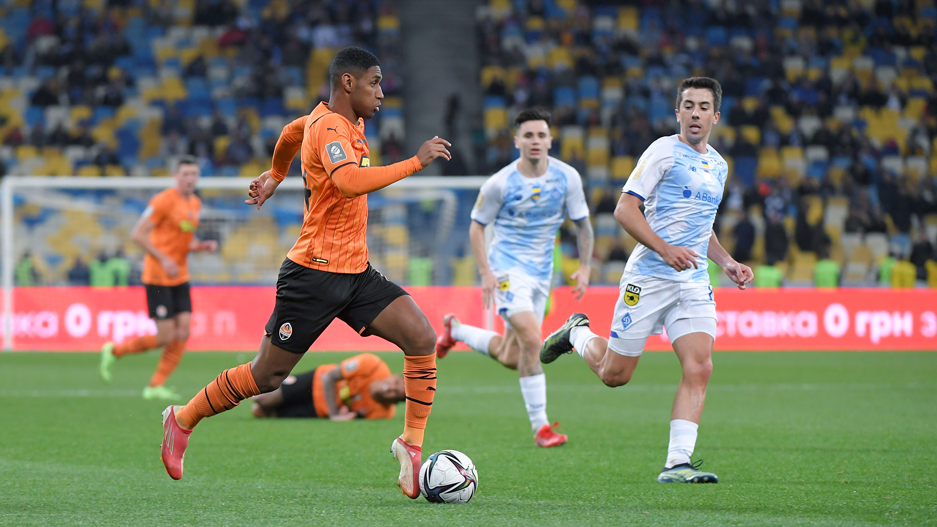 Украинский футбол на паузе. "Все для фронта, все для победы" и проклятая неизвестность