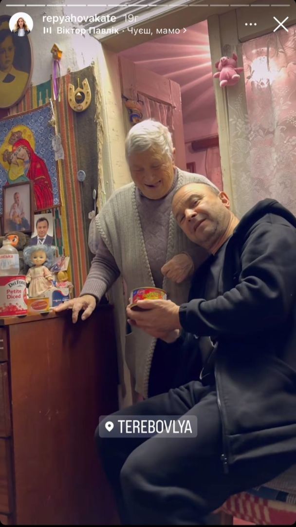 Віктор Павлік показався зі своєю 83-річною мамою, на яку схожий, як дві краплі води (фото)