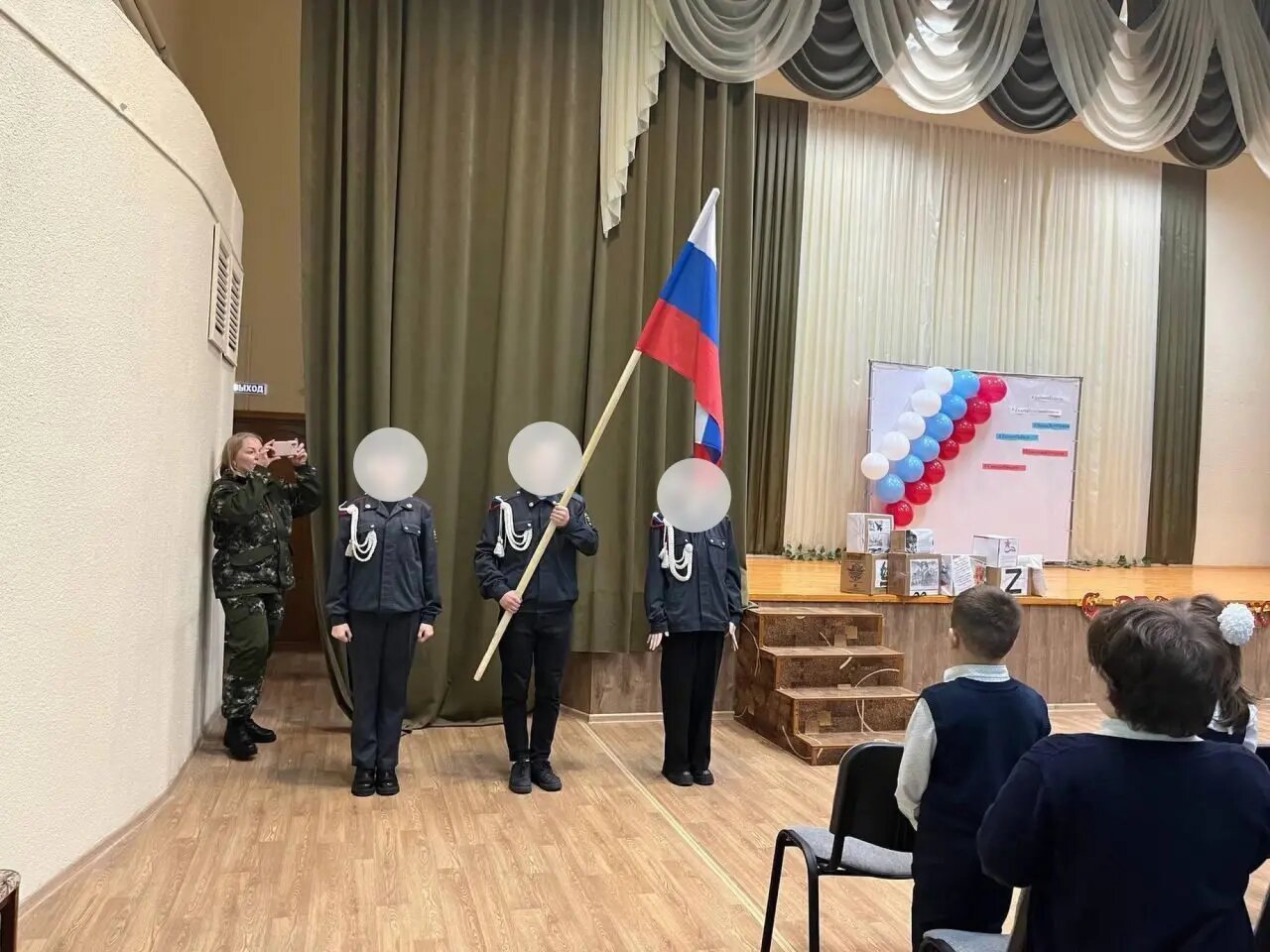 &quot;Усі раділи та аплодували&quot;: у Росії школярів змусили зигувати (відео)