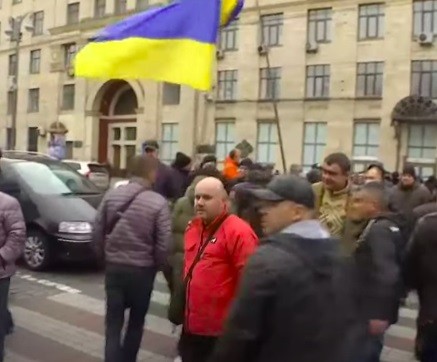 У Києві перевізники заблокували дорогу: вимагають скасувати перевірки COVID-сертифікатів