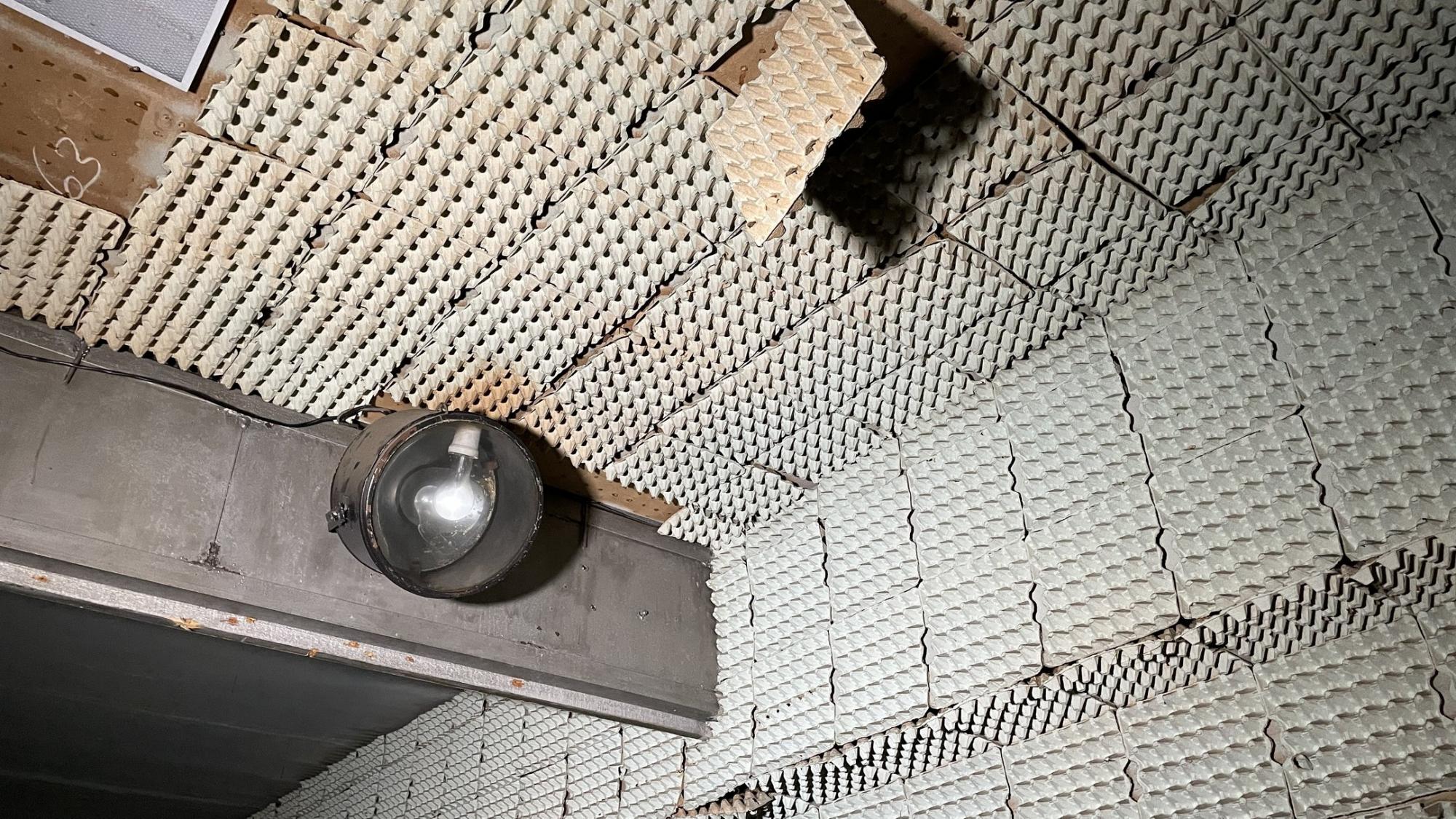 Электрические кабели и противогазы: появились новые фото из пыточной камеры оккупантов в Изюме